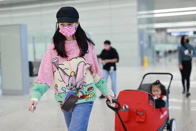 蔡少芬带三娃出行好操心，2岁儿子坐婴儿车超酷，俩女儿乖巧懂事