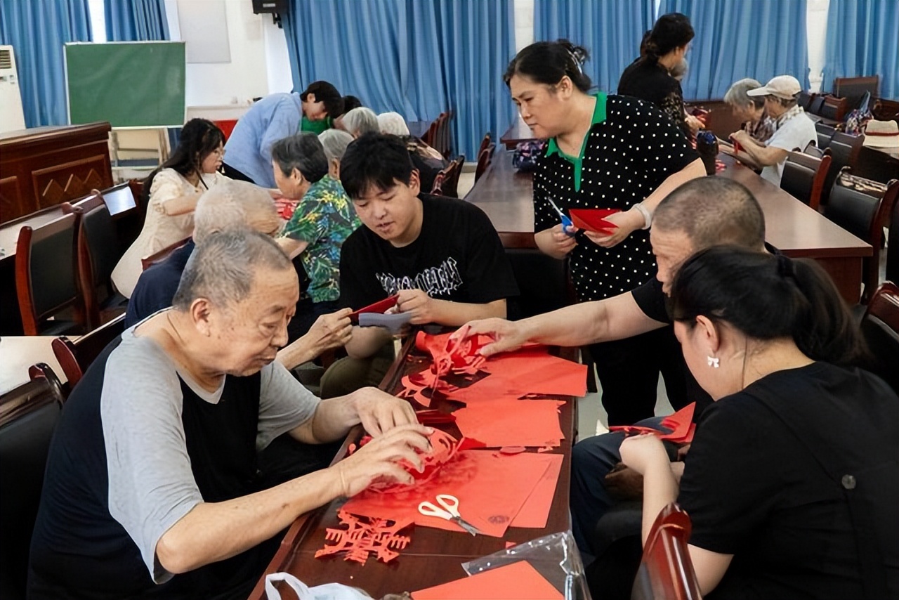 山东大学管理学院青骥实践团赴小辛社区携剪纸文化进社区