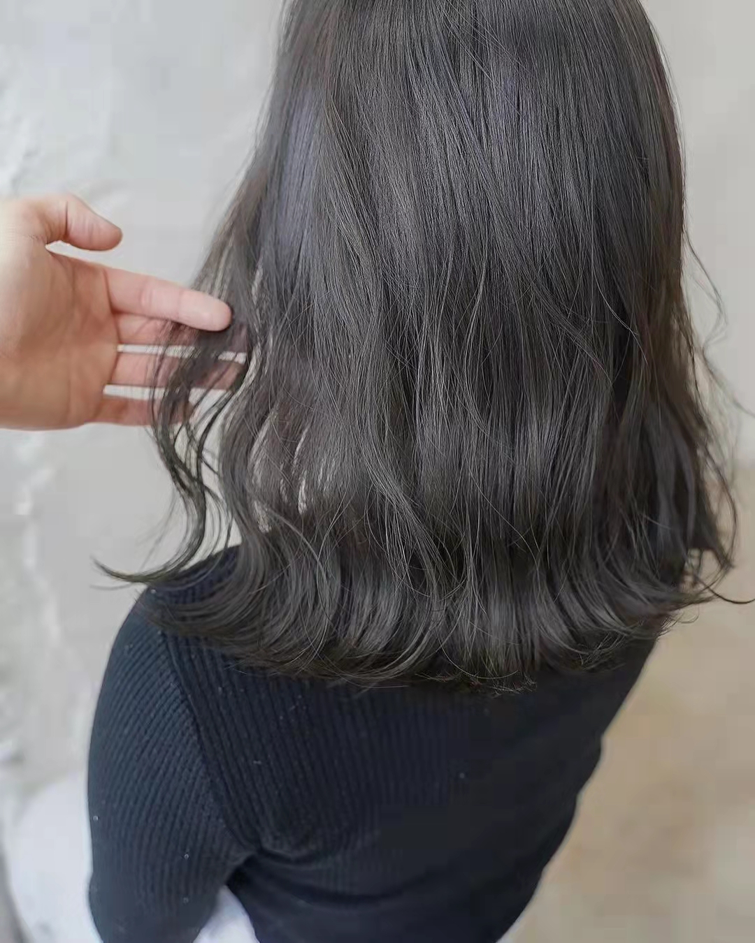 染了棕色太接近黑色了怎么办(三种显白又高级的头发颜色)