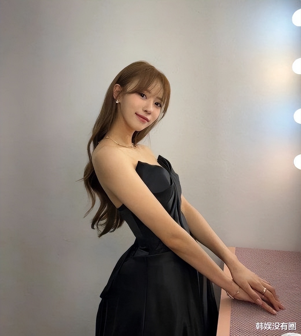 丰满的纸片人韩国女爱豆李美珠晒百想礼服身材吸睛