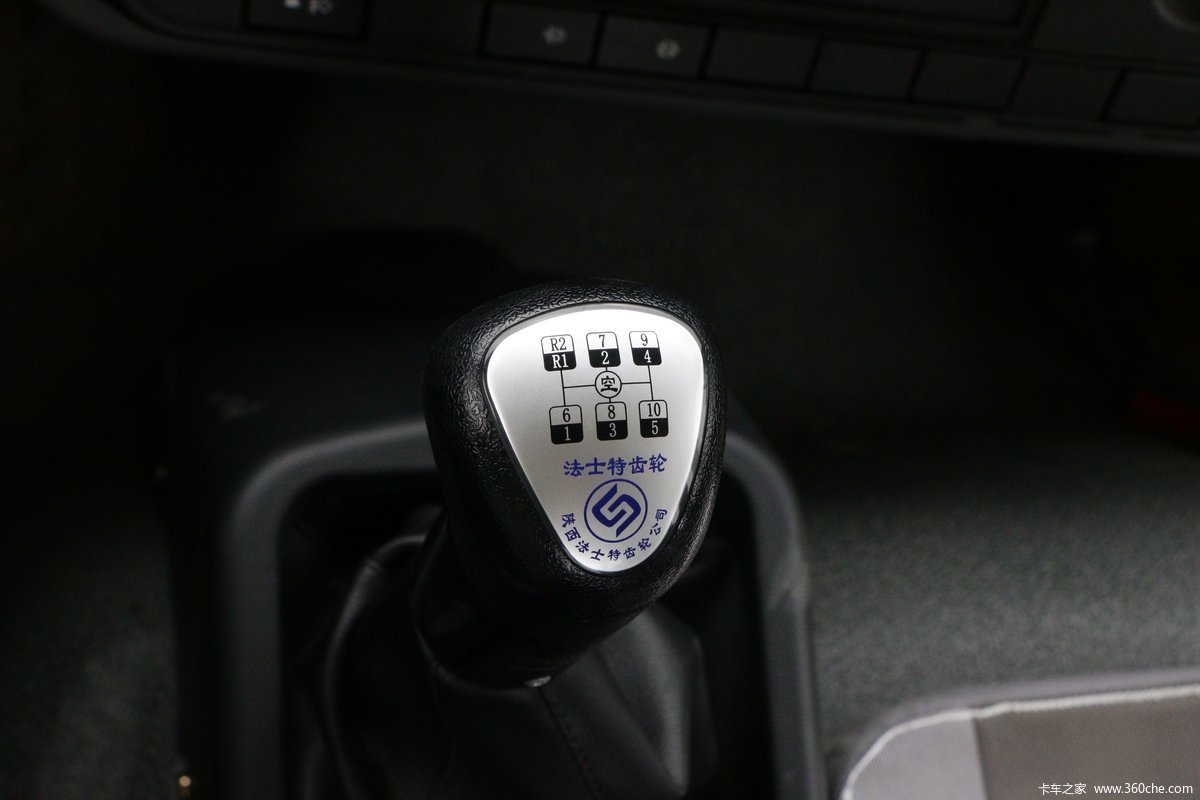 传动系统匹配的是法士特的10挡变速箱,具体型号为10js90a-b,这款变速