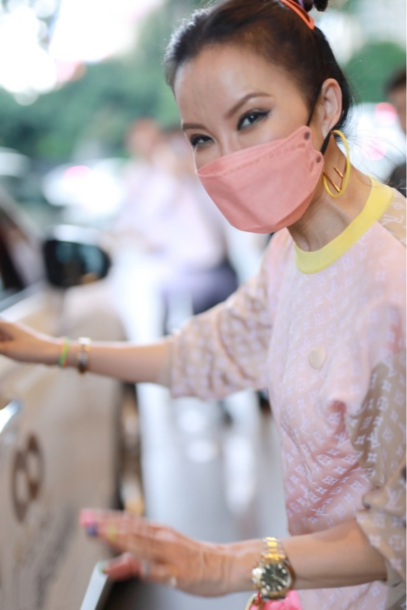 还是能看出来李玟老了，但是穿搭依旧很减龄，感觉比年轻人会打扮