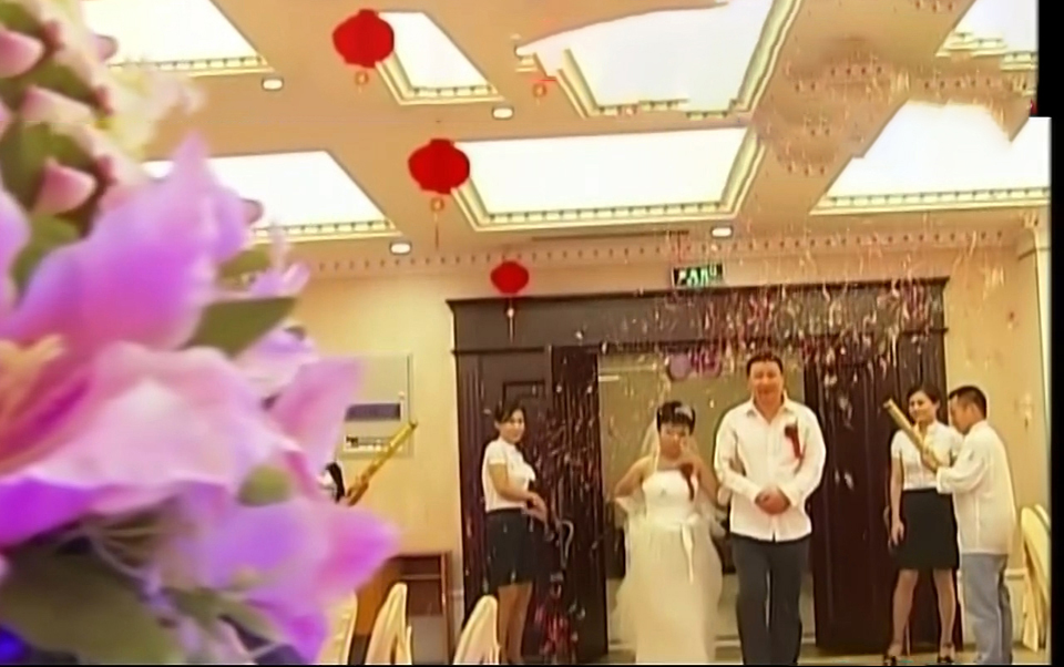 11年湖南新人欢喜结婚，喜宴数十亲朋却掩面哭泣，真实原因没想到