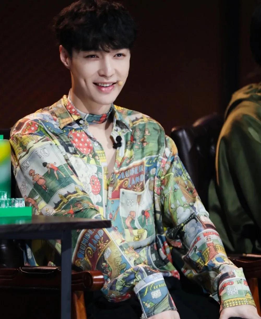 “衣服花，心不花”，他们是如何把花衬衫穿得不像“古惑仔”的？