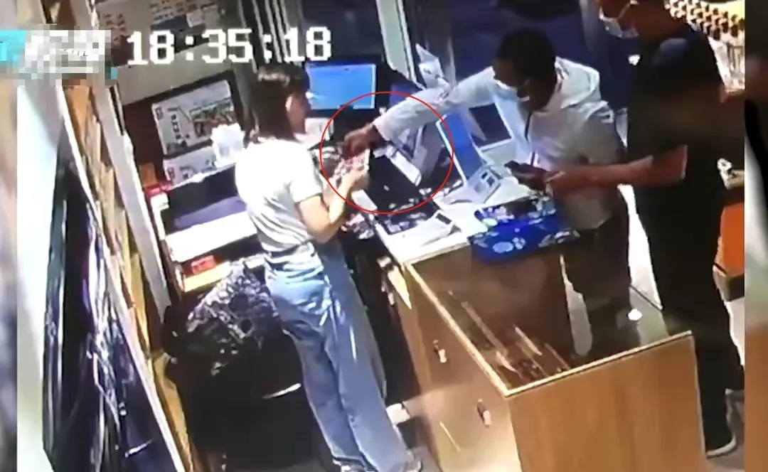 太可恶了！，山东泰安，两名男子进商店买烟，他们拿出100元假币，相互配合着