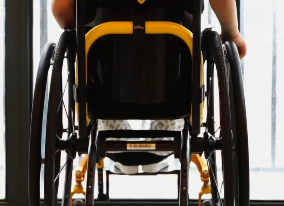 2018年江苏6岁女孩舞蹈课后瘫痪，妈妈看完监控，起诉同学和机构