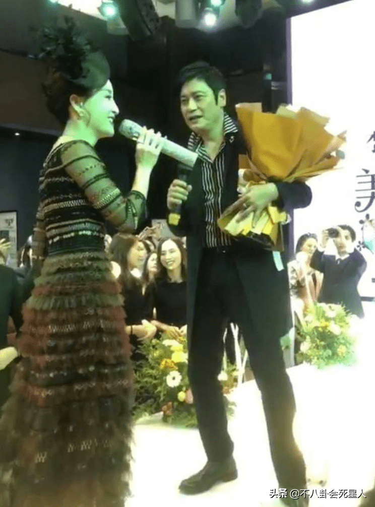 落魄商演，千元付费聊天，这些港星在内地表面缺钱，实际身家不菲