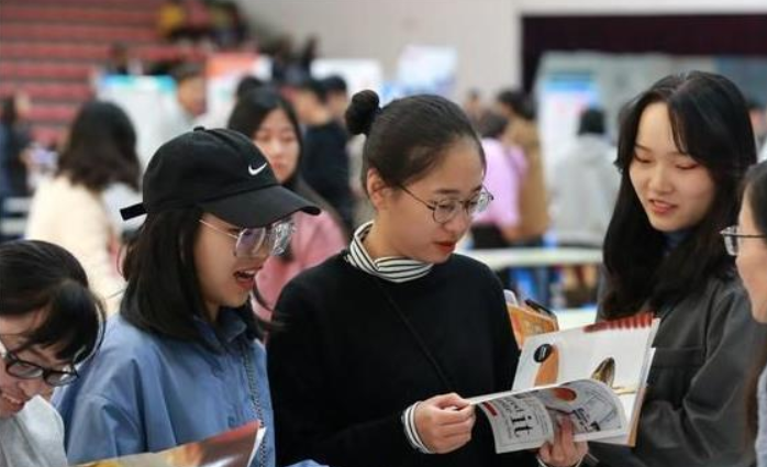 铁饭碗员工迎来好消息，2022部分单位工资可能“上调”？看有你没