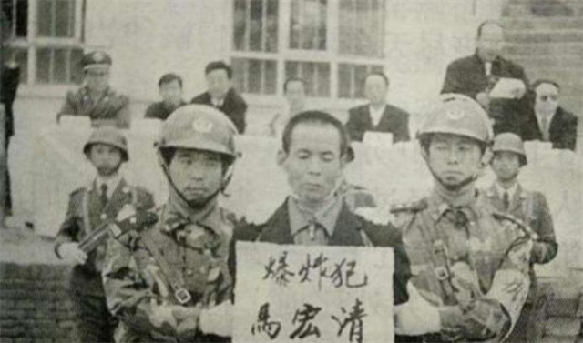 2001年，生意失败的他开始报复村民，导致80余人遇难