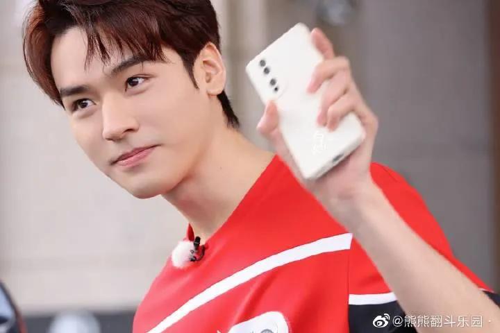 综艺《极限挑战》横店路透中帅气的龚俊