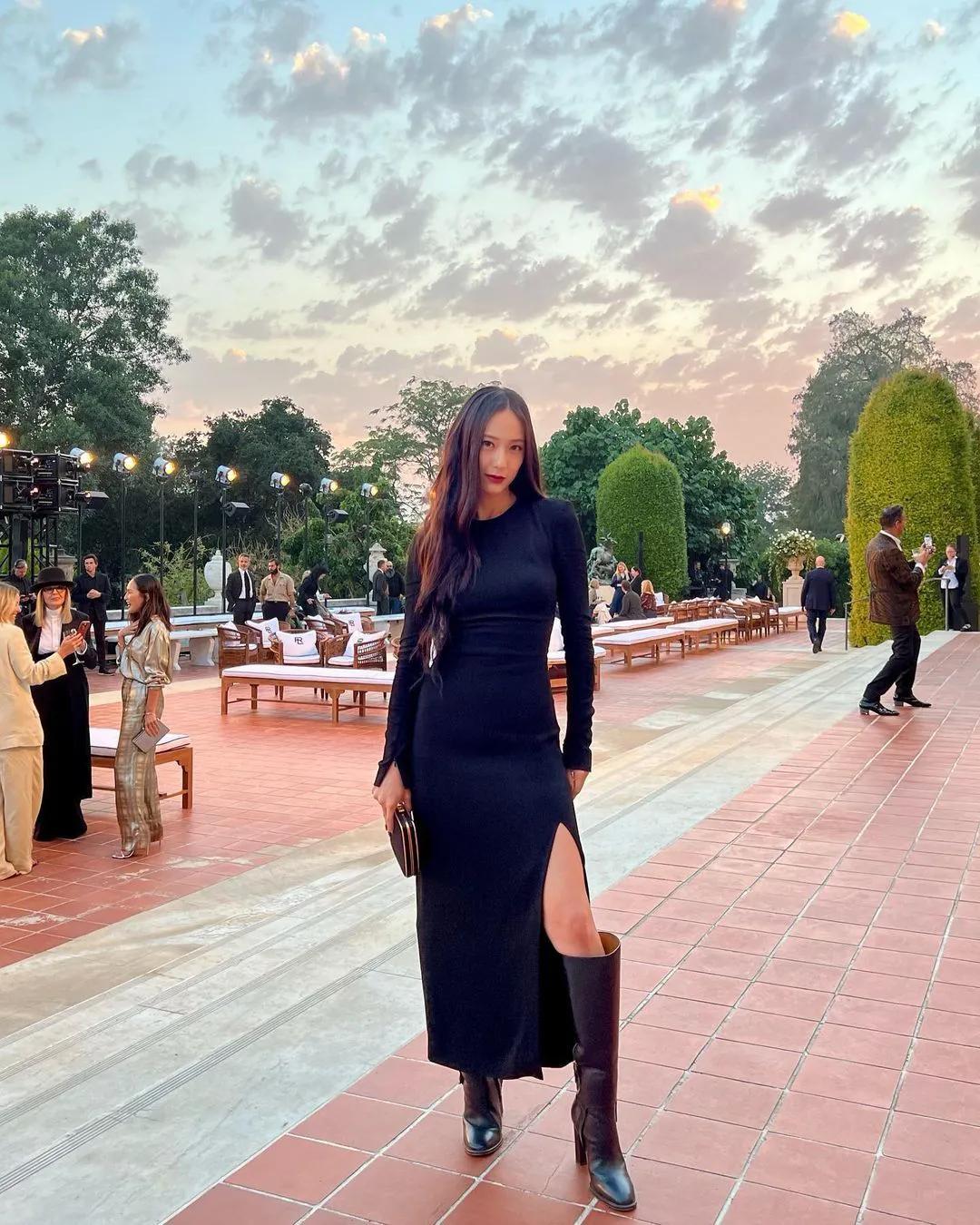 郑秀晶太帅气了，穿长靴搭高开叉黑裙，韩国财阀千金即视感