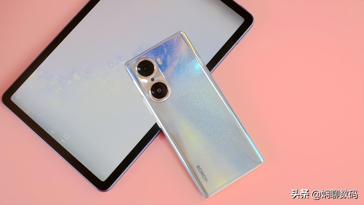 高颜值荣耀加速离场，曲面屏+一亿像素+66W快充，仅2199元