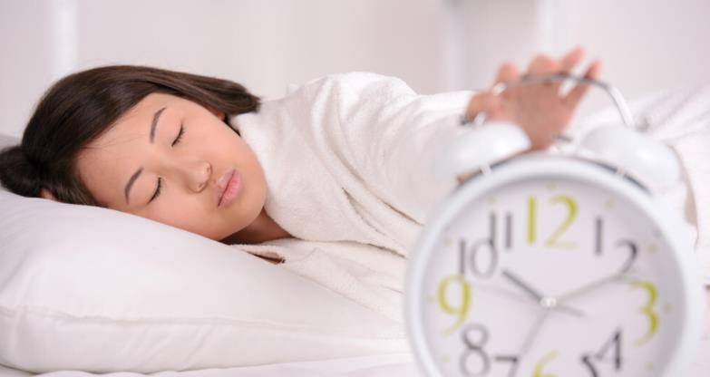 睡太久会“变笨”？不同年龄的人，睡多久最合适？要严格要求自己