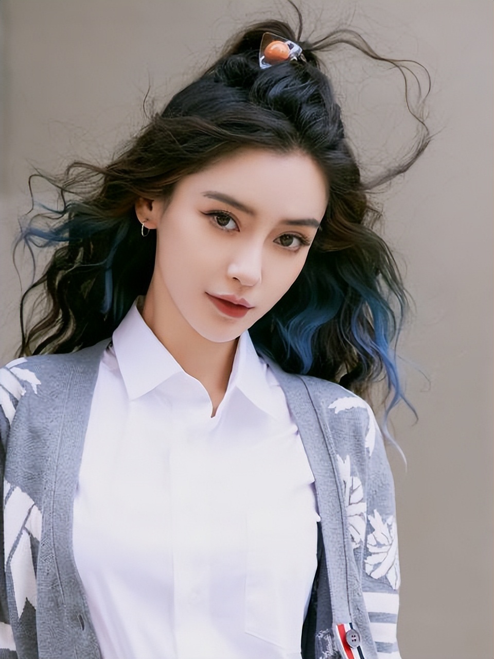 杨颖终于回应了！拍戏假吃遭人诟病多年，原是导演怕没道具让少吃