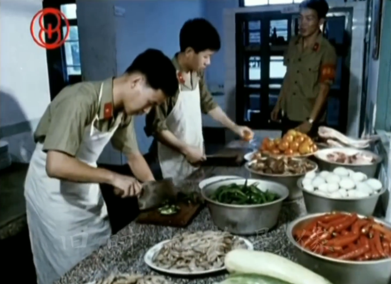 70年代部队伙食：面和肉是稀罕物，一个连50块，维持100多人三餐