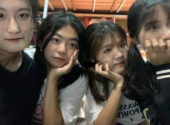 封校后的当代大学生们，集体在操场上跳舞，评论区一片指责声