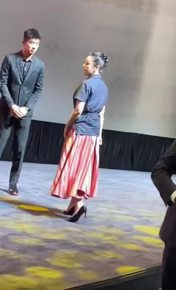 离开修图的陈红，穿半裙外扎腰暴露奶奶身材，气场很强但脸却老了