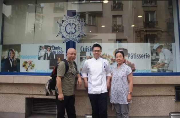 妻子是央视制作人，丈夫是老师，6旬夫妻退休后做面包火到了法国