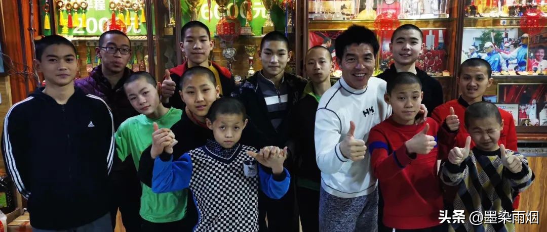 东北体育老师半生未婚，却被120个孩子叫爸爸，媒体跟踪报道12年