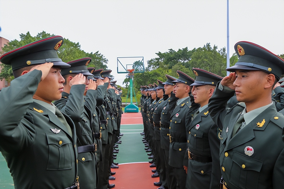 新兵授衔踏上新征程