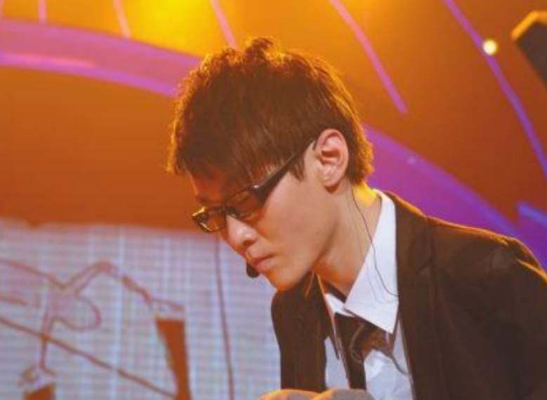 2008年，北京一无臂小伙用双脚弹钢琴火爆全网，成名后却选择退隐