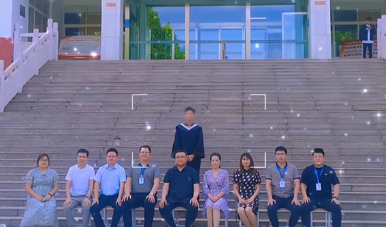 高校男生拍毕业照，全班9位老师仅1名学生，所学专业让人佩服