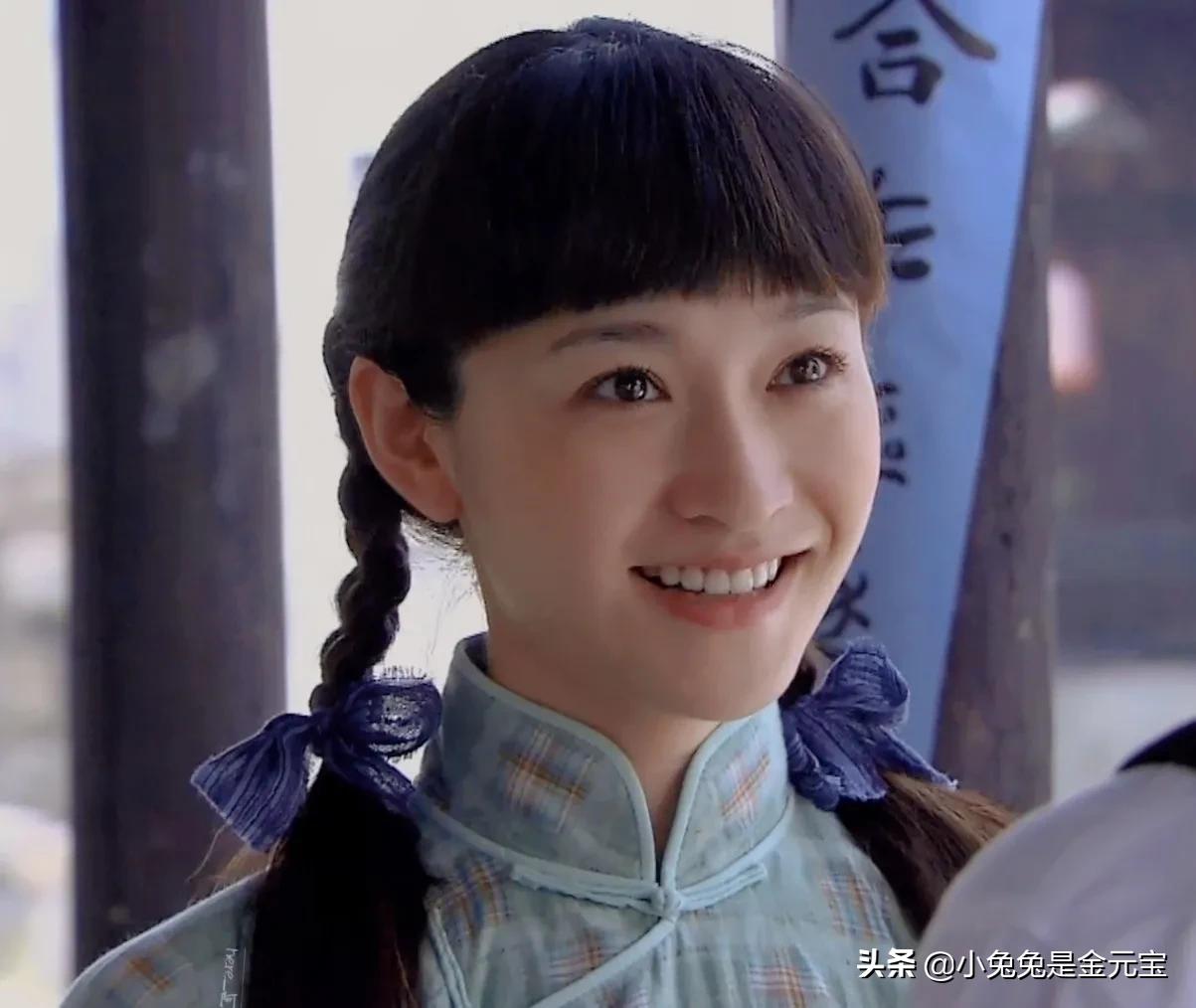 穿军装的李小冉 笑起来好可爱