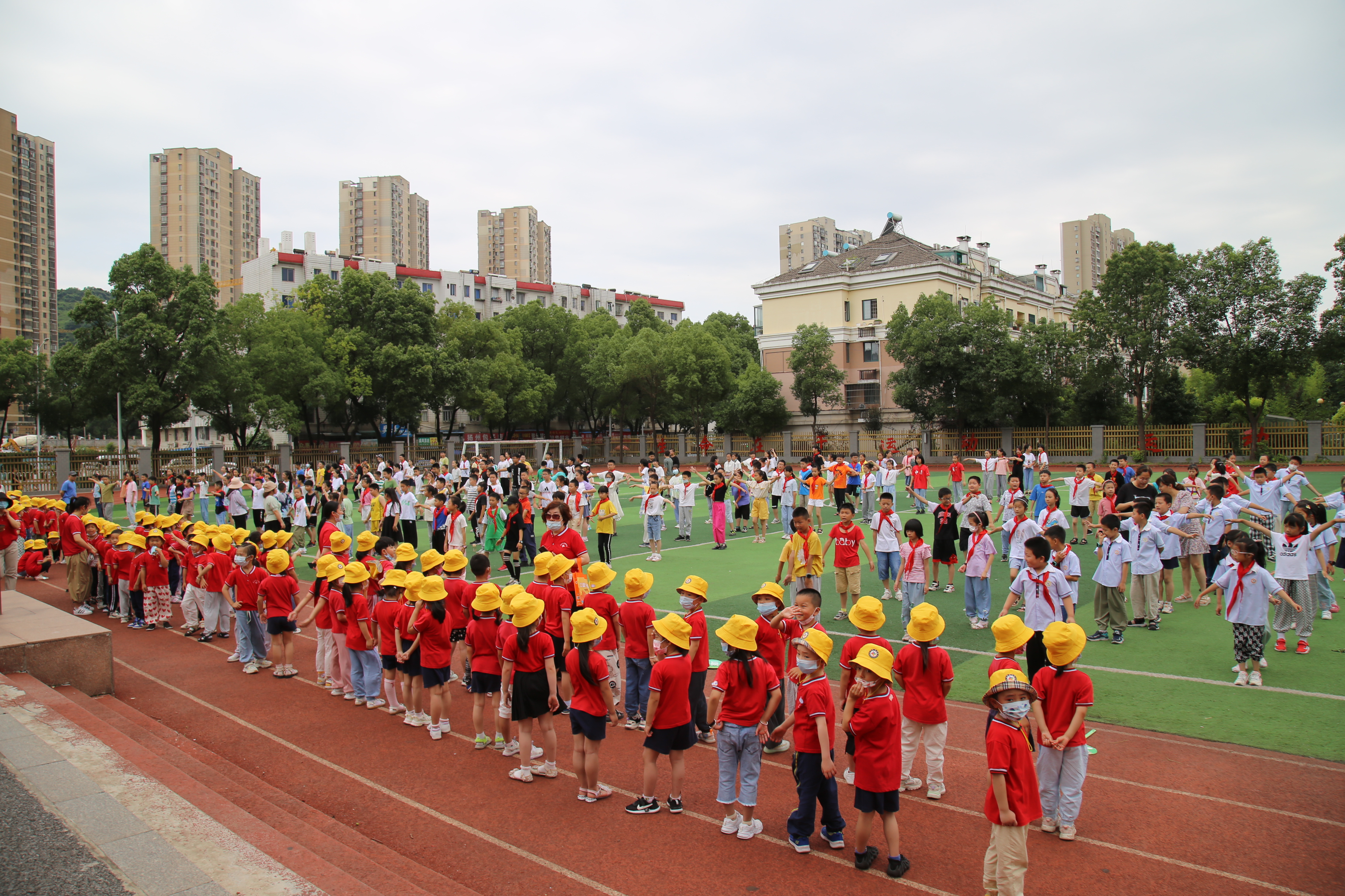 幼儿园孩子进东方红小学 体验小学生活