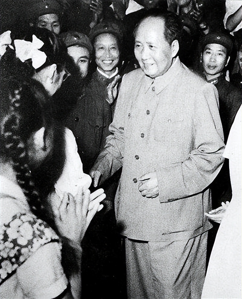 《白蛇传》明明是爱情传说，毛主席看完后为何嚎啕大哭，怒发冲冠