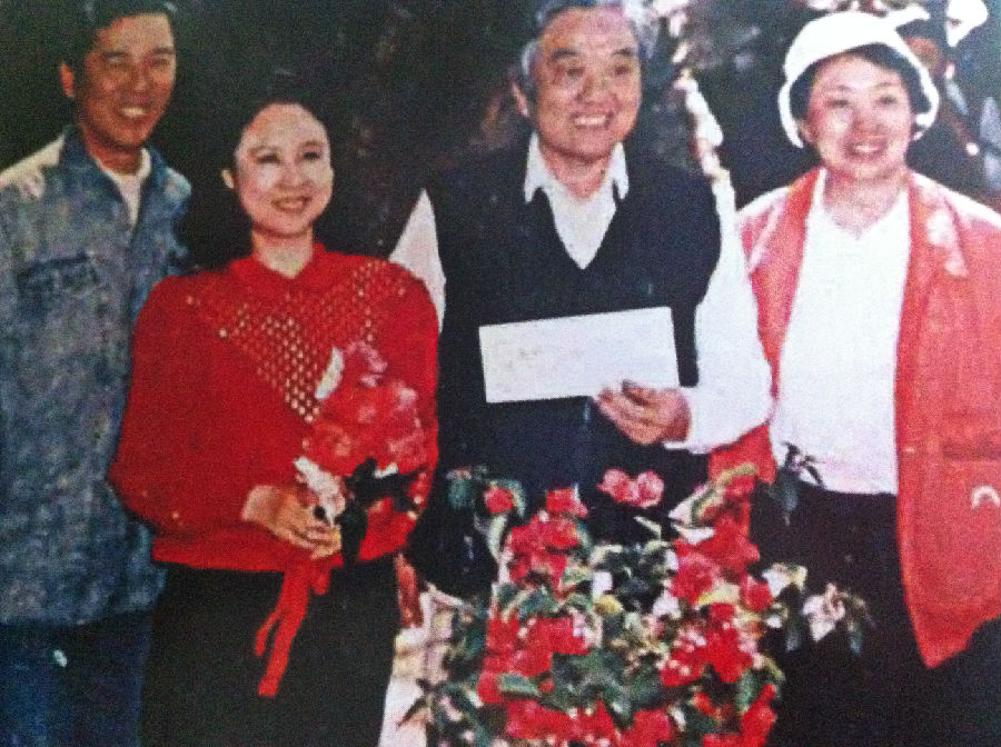 琼瑶九周年结婚纪念日在云南一个溶洞度过并留题词