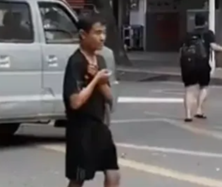 “山寨機鼻祖”陳金陵：負債千萬、妻子跑路，如今成破布爛衫乞丐