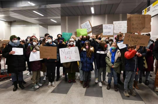 对乌克兰女性下手的白人男性，提起裤子，反倒要中国人反思？