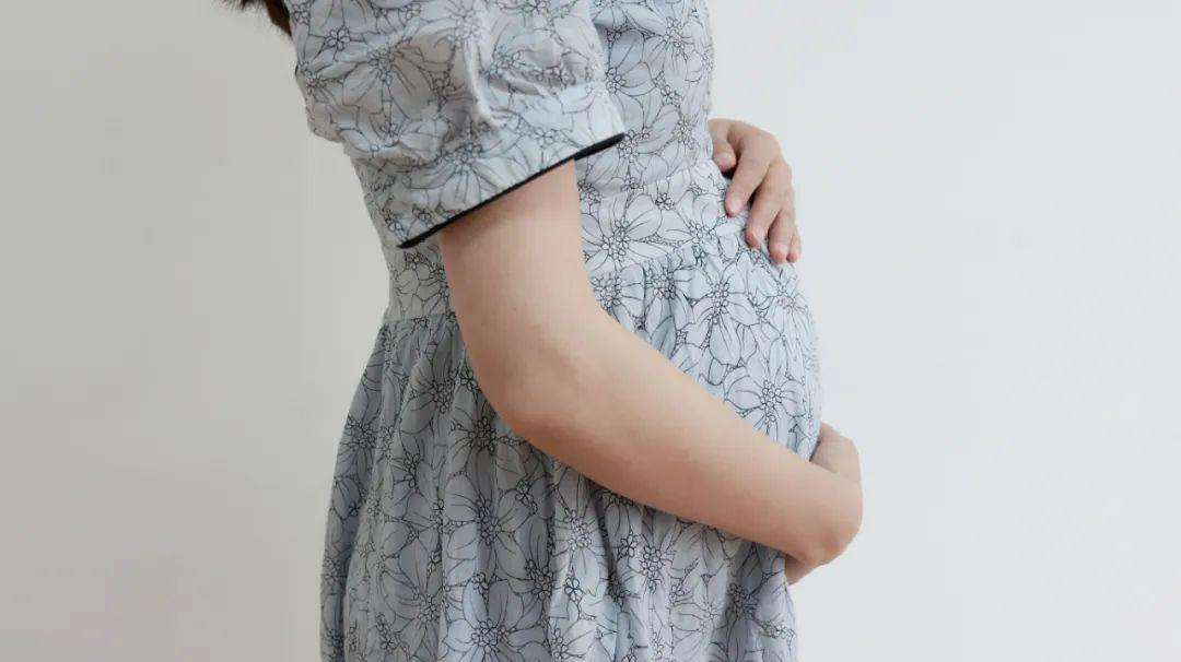 分娩时，妈妈为了宝宝努力，那你知道宝宝在做什么吗？看完暖哭了