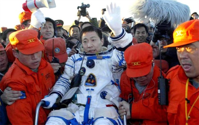 杨利伟发现太空有什么(杨利伟进入太空后听到敲窗声，16年后真相揭开)