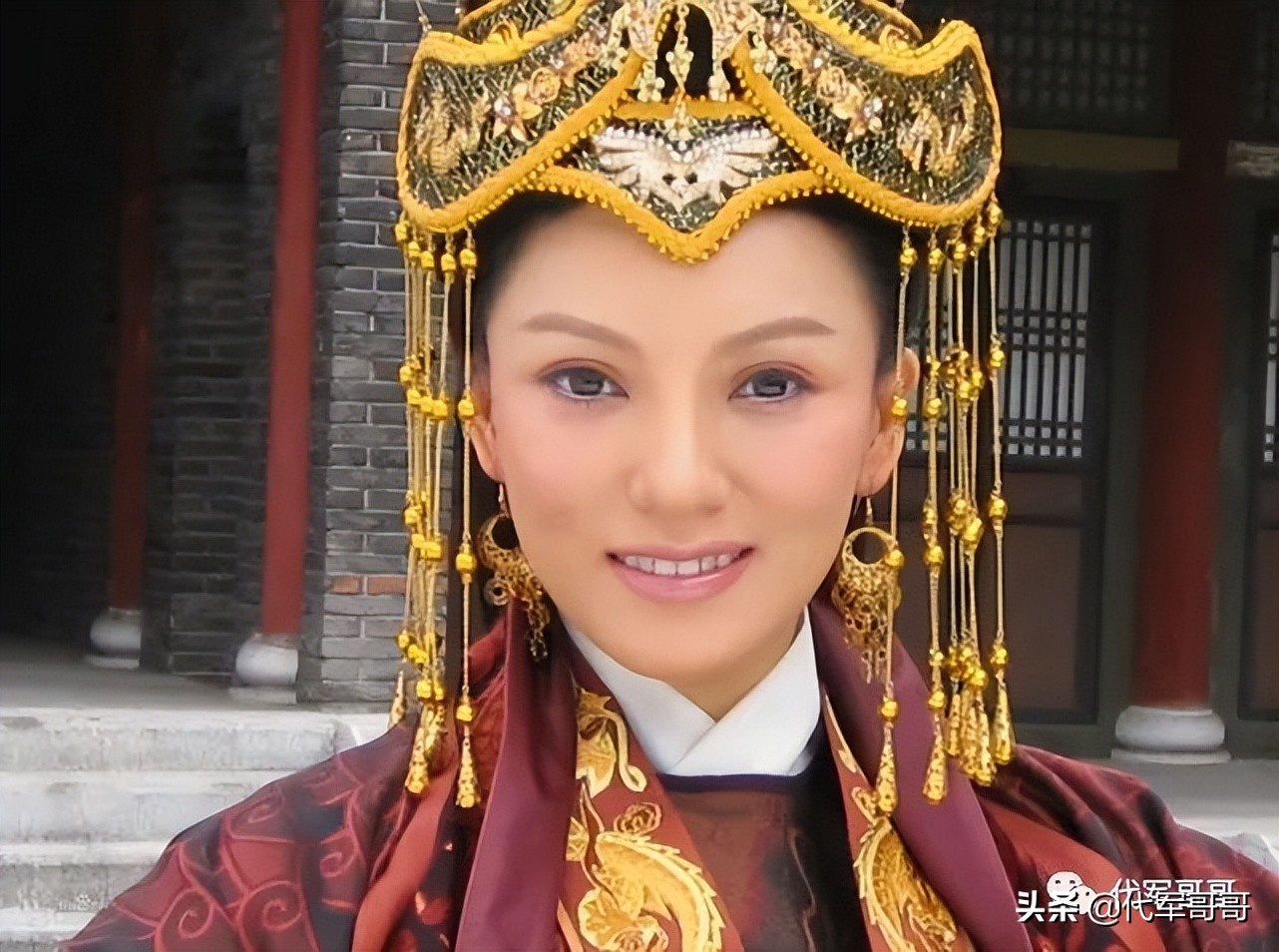 她家庭背景显赫，曾与足球大佬传过恋情，如今48岁还是孤身一人？