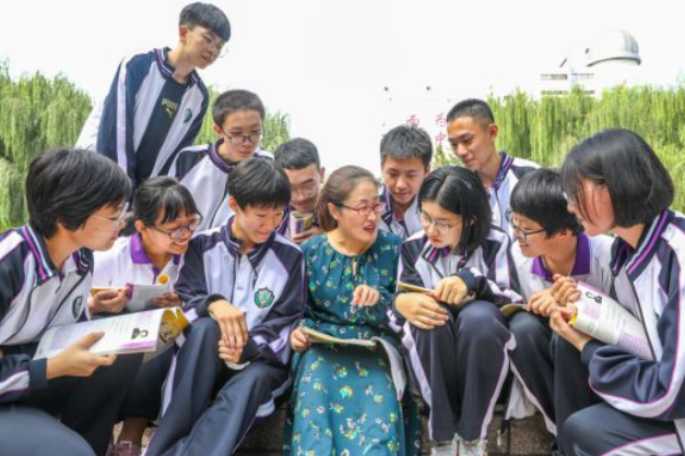 55岁“高级”教师不愿退休，想继续上岗，校长一番话让她进退两难