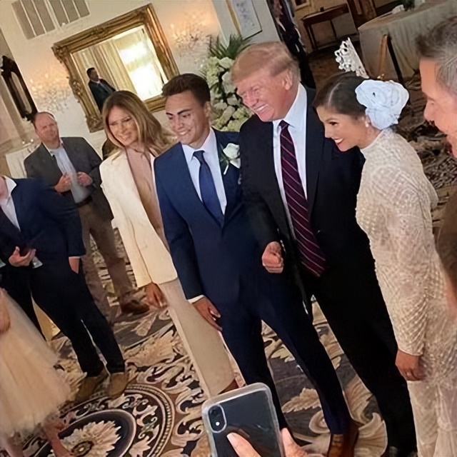 梅拉尼娅罕见正式亮相！穿米色套装依然美，完胜北约峰会的夫人们