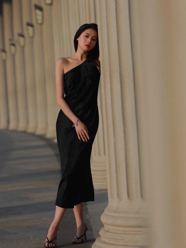 正儿八经的衣服没人穿了吗？“不对称的裙子”怎么这么流行