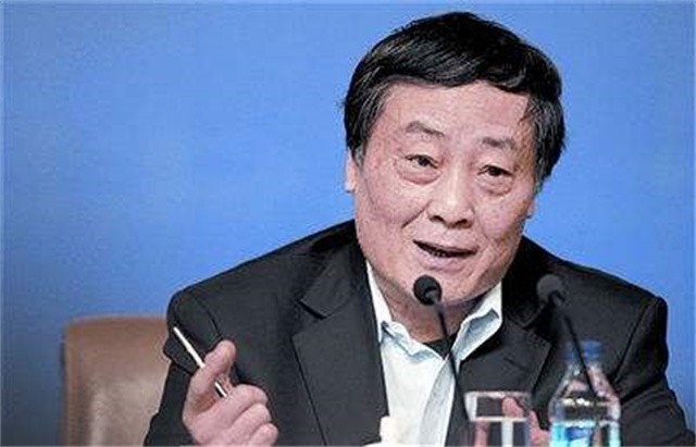 每年赚上亿利息，却穿廉价衣服舍不得坐飞机，首富请他吃饭都不去