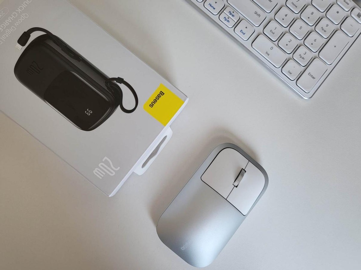 倍思Q数显快充移动电源——苹果安卓完美兼容，双机党必备掌中宝