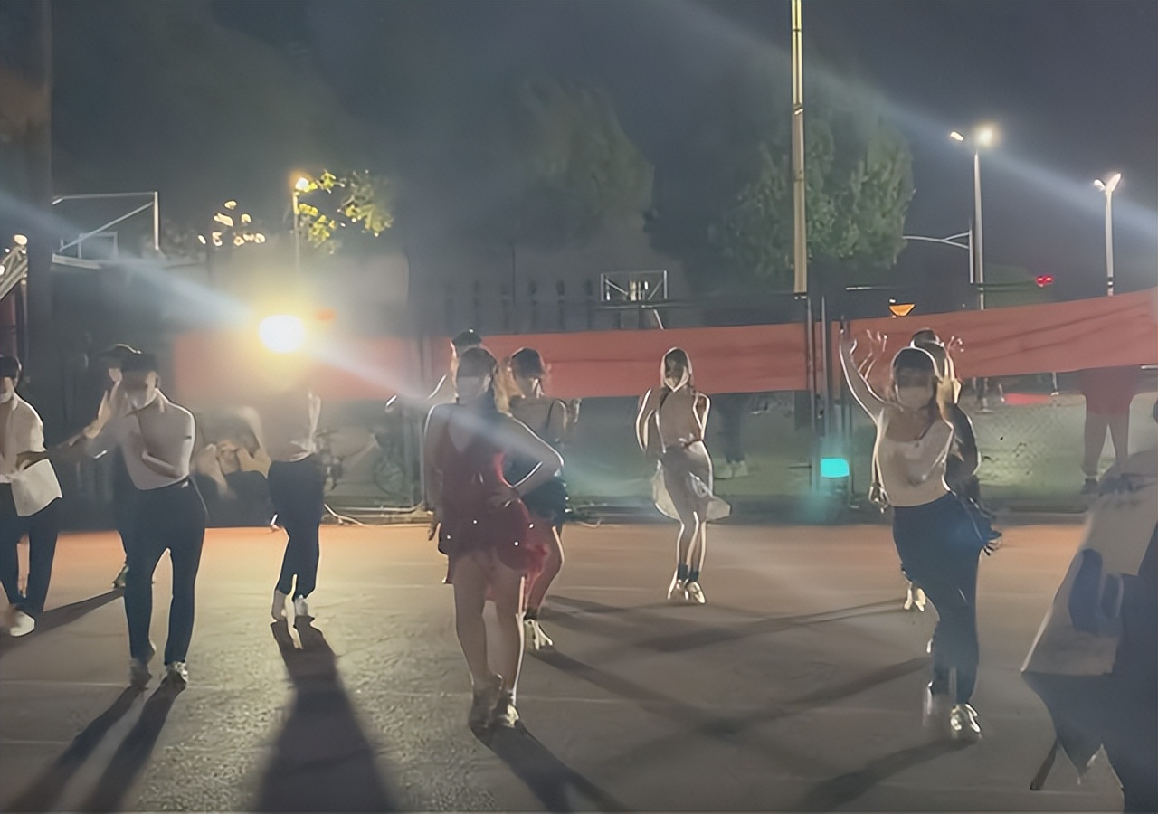 高校解除封闭管理后，美女大学生校内热舞，优美舞姿引众人称赞