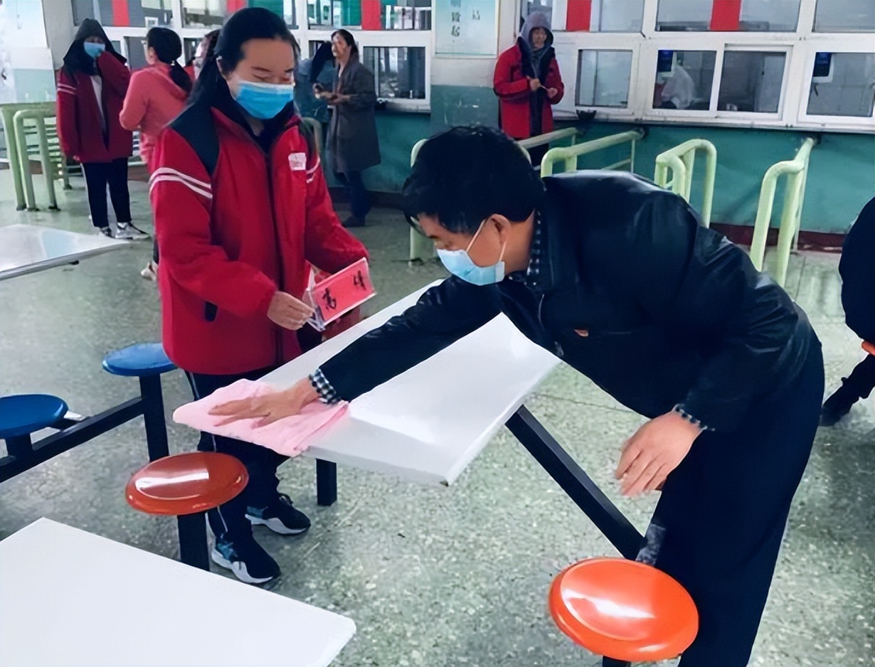 女大学生在宿舍锻炼体能，舞蹈生变“武术生”，网友评论令人捧腹