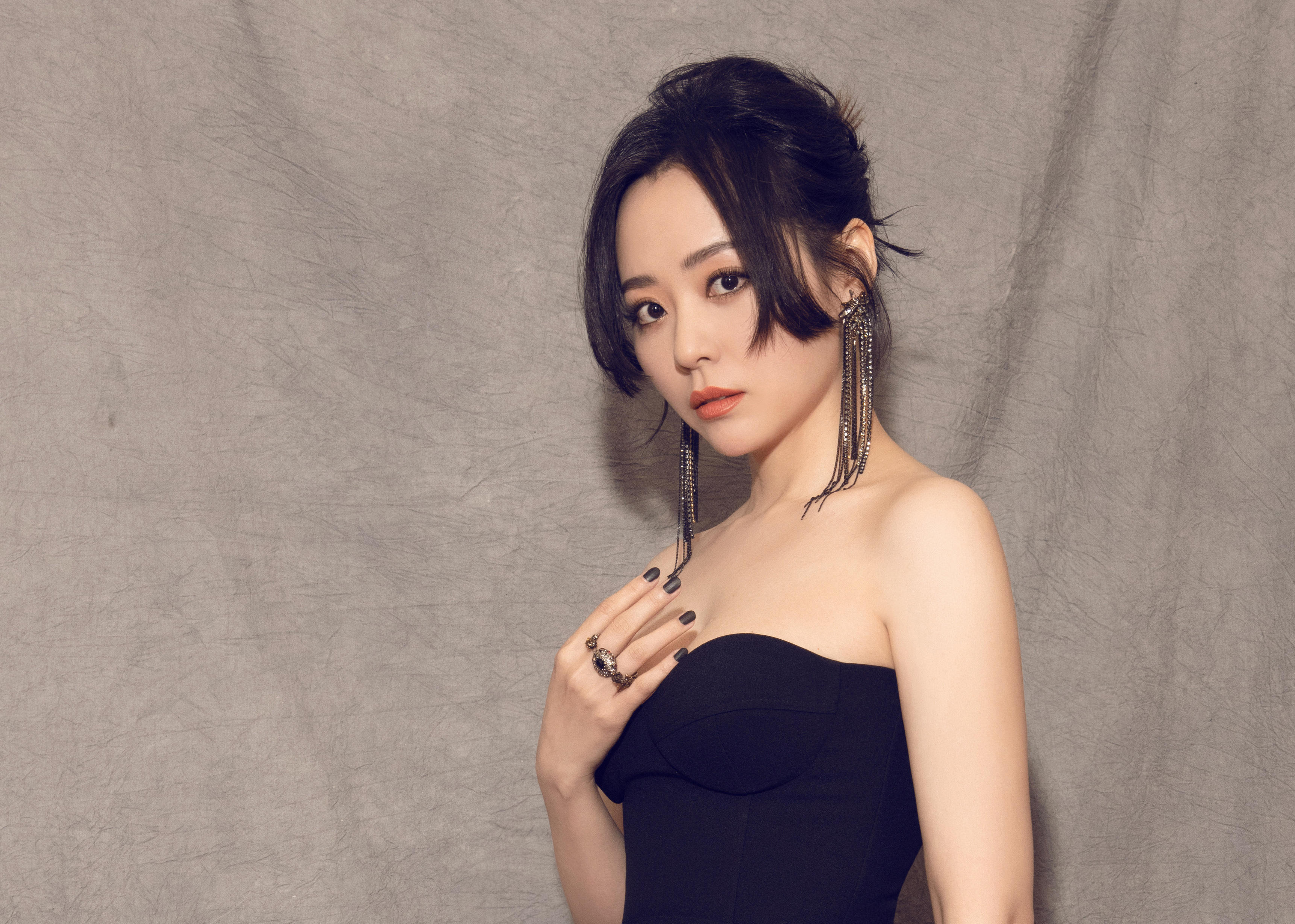 中国天王参加韩国盛典,60岁周润发登场,韩国明星全体起身致敬