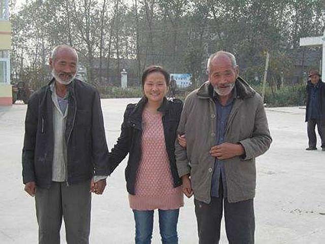 安徽光棍兄弟收养弃婴，给拖拉机装土赚奶粉钱，34年后女婴成教师