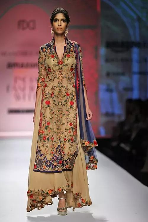 巴基斯坦女性的现代奢华服饰