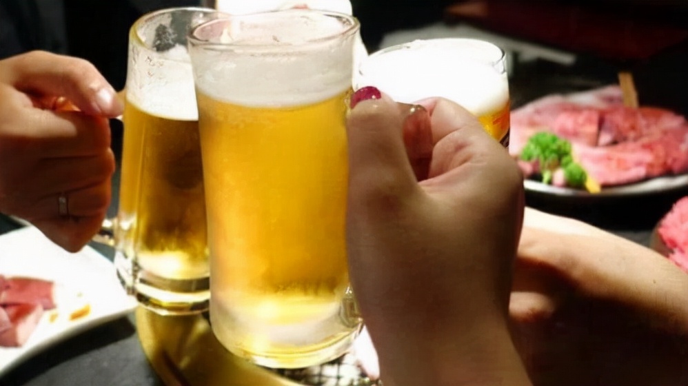 有一次,小杨女士约小王喝酒,小王告诉她:"我晚上要和其他朋友喝酒,要