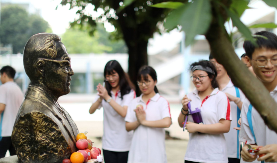 期末考试临近，学生参拜各路“神仙”，连学校的雕塑都不放过