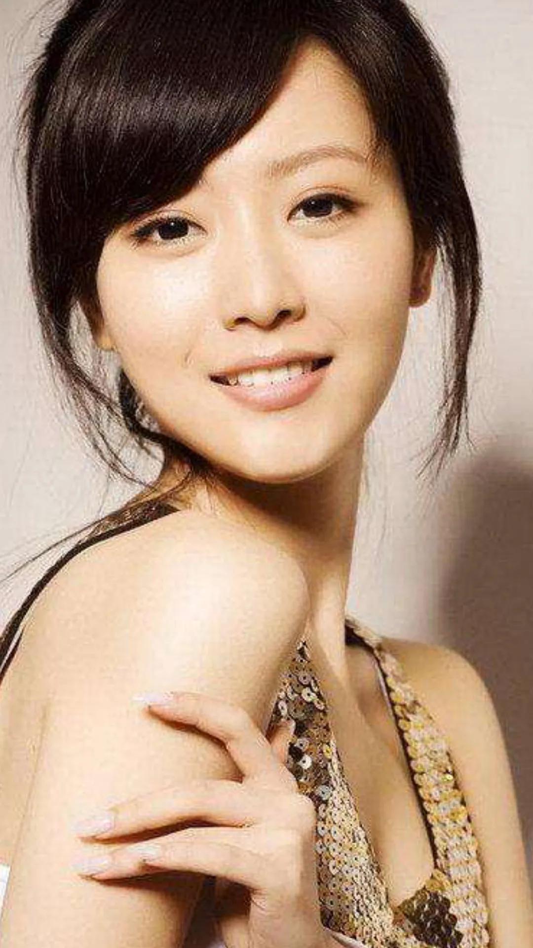 白冰：知性优雅，温婉甜美的邻家女形象非常迷人