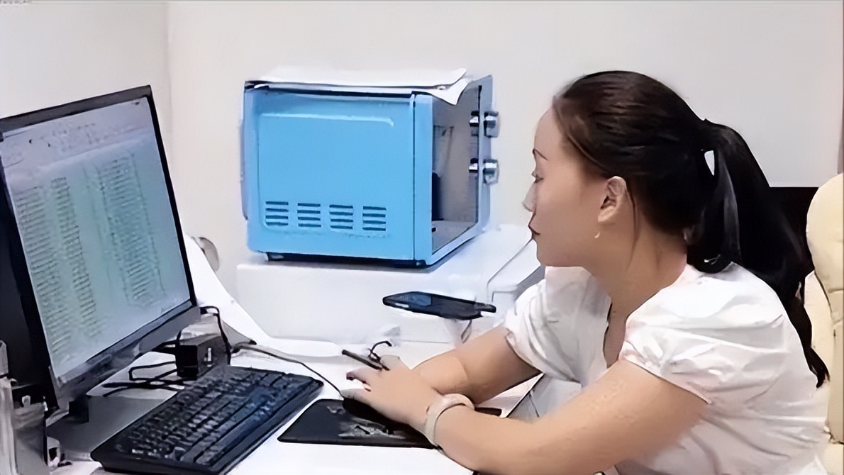无腿丈夫出轨女粉丝，断臂妻子带孩子回老家，2年后结果大快人心
