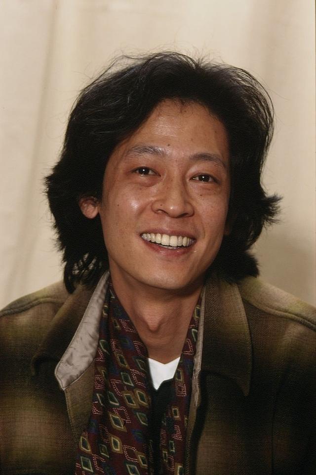 演员王志文成名后,带着母亲去高档饭店用餐,母亲一进门就问服务员